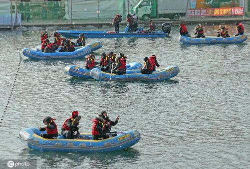 韩国华川山川鱼庆典闭幕 游客划充气艇体验水上垂钓
