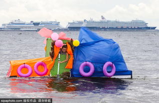 圣彼得堡上演趣味充气艇大赛 超萌DIY欢乐搞笑